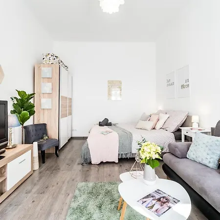 Sun-splashed Retreat In The Heart Of A Vibrant Quarter 公寓