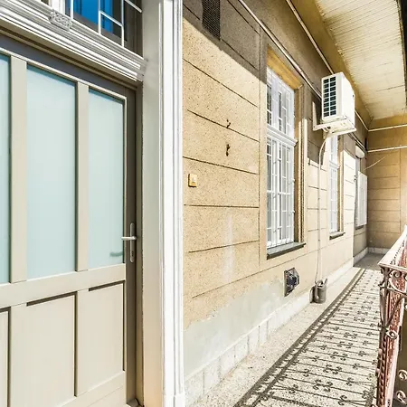 Sun-splashed Retreat In The Heart Of A Vibrant Quarter *