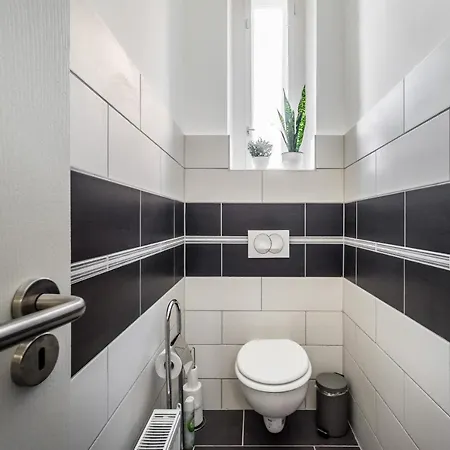 Apartment Sun-splashed Retreat In The Heart Of A Vibrant Quarter *