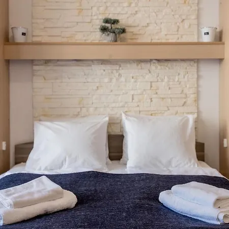 Cozy In The Heart Of With Terrace And Tub Apartment *