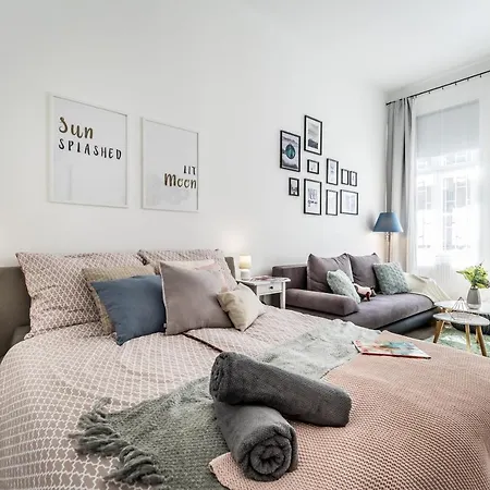 Apartment Sun-splashed Retreat In The Heart Of A Vibrant Quarter Budapest