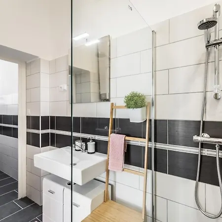 Sun-splashed Retreat In The Heart Of A Vibrant Quarter 公寓