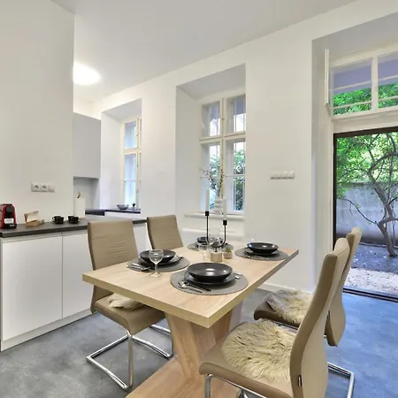 Central Newly Built Apartment, Aradi