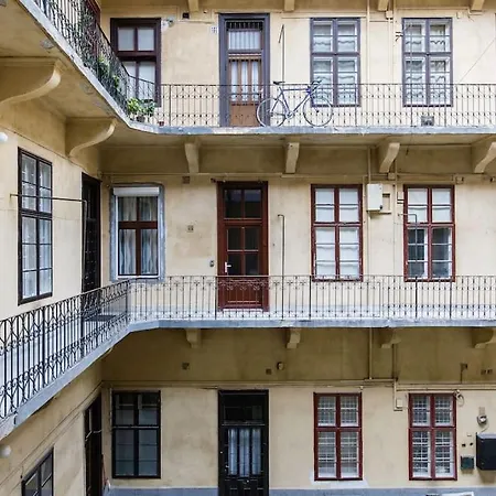 Designer Dream In The Ruin Bar District W A/c Apartman