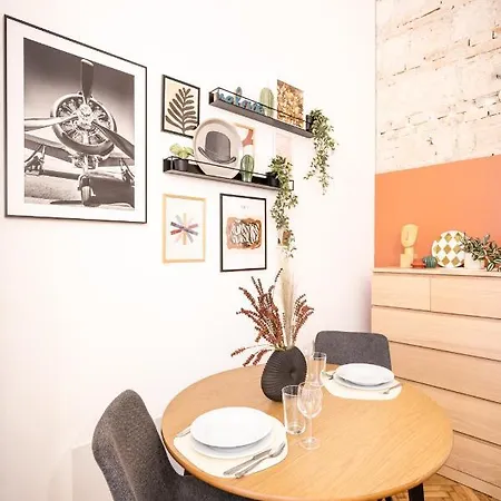 Apartment Comfy Downtown Hideaway With Urban Touch *