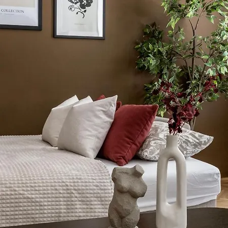 Luxe, Historic Downtown Landmarks 19 Century Apartment