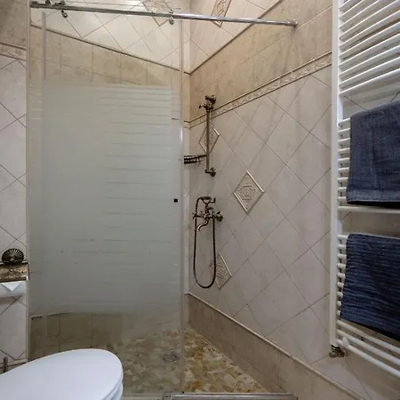Luxe, Historic Downtown Landmarks 19 Century Apartment *