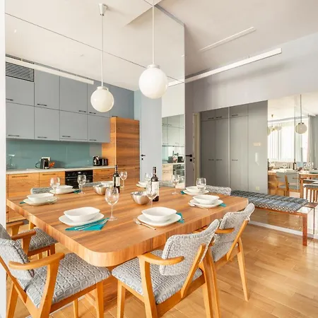 Bauhaus Luxury 2-bedroom In The Absolute Center 아파트