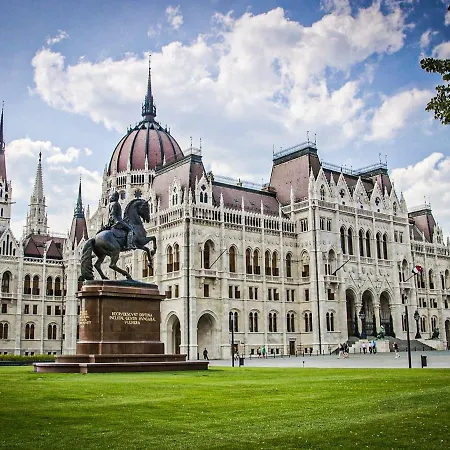 Luxe, Historic Downtown Landmarks 19 Century Budapest