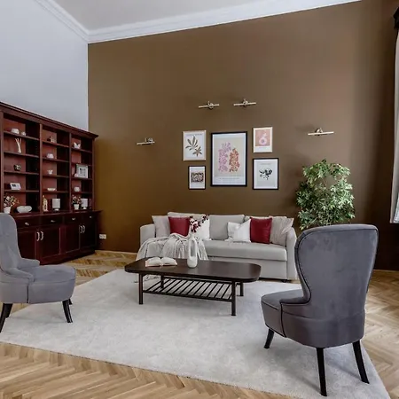 Luxe, Historic Downtown Landmarks 19 Century