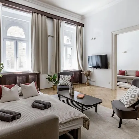 Luxe, Historic Downtown Landmarks 19 Century Apartment