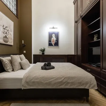 Luxe, Historic Downtown Landmarks 19 Century