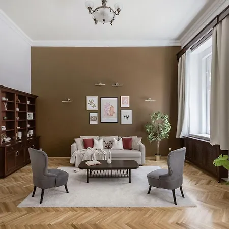 Luxe, Historic Downtown Landmarks 19 Century
