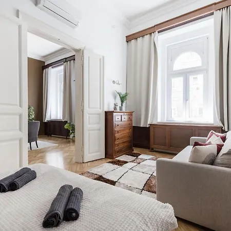 Luxe, Historic Downtown Landmarks 19 Century