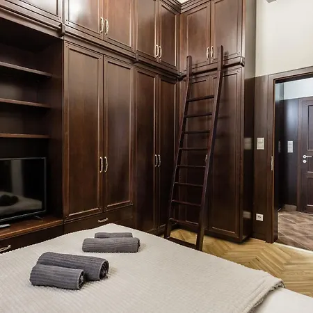 Luxe, Historic Downtown Landmarks 19 Century Apartment *