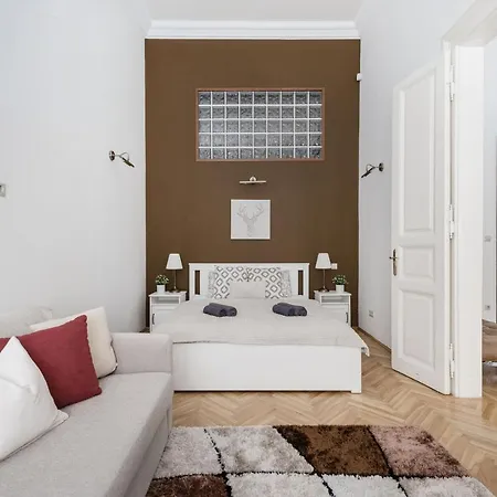Luxe, Historic Downtown Landmarks 19 Century Apartment