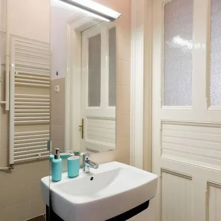 Hidden Gem 1 Bedroom Next To Opera Apartment