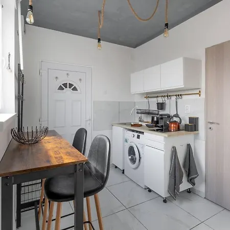 Cozy And Stylish In The Ruin Bar District Apartment