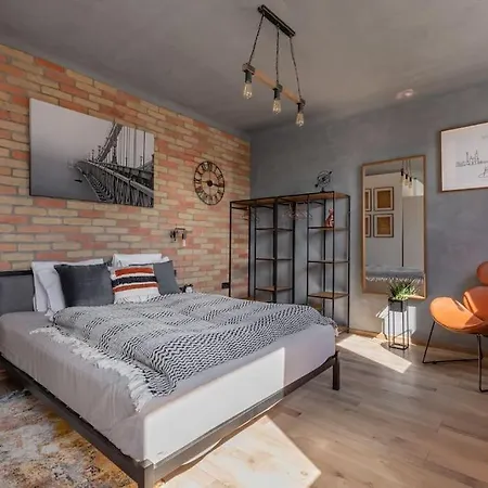 Cozy And Stylish In The Ruin Bar District *