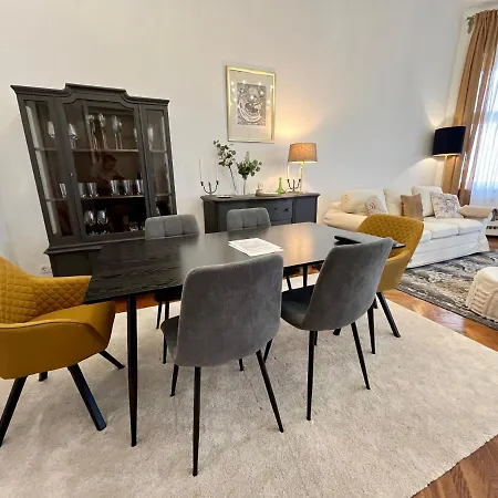 Hillside Luxury With Free Garage Apartmán *