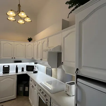 Hillside Luxury With Free Garage Apartmán