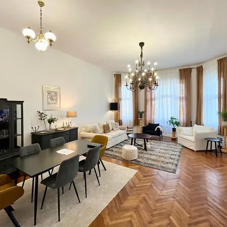 Hillside Luxury With Free Garage Διαμέρισμα