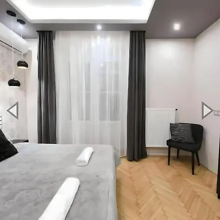 Super Cosy 2br Near Newyork Cafe W/balcony Apartment