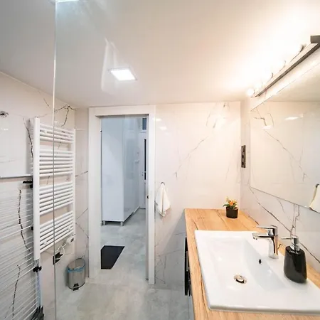 Free Parking Basilica Leo's - Ac, Wi-fi, Smart Tv *