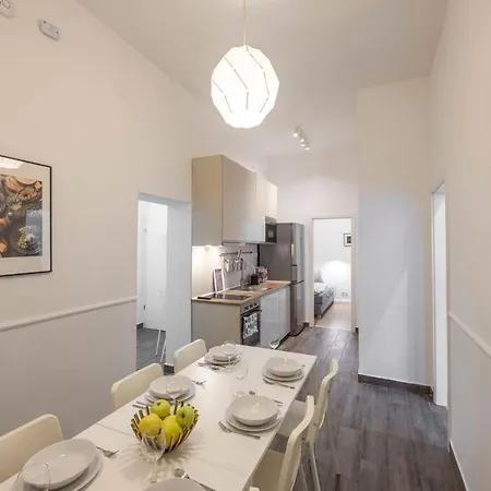 Grand With 5bedrm 2bathroom Appartement