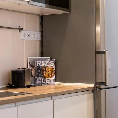 Grand With 5bedrm 2bathroom Appartement