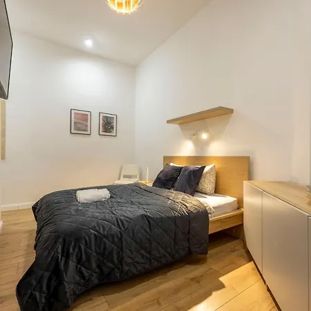 Grand With 5bedrm 2bathroom Appartement