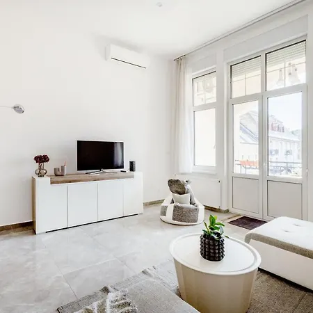 Skyline Serenity Retreat @vaci Famous Street *