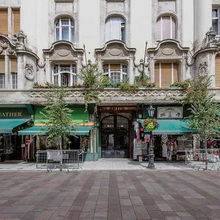 Skyline Serenity Retreat @vaci Famous Street Apartment Budapest