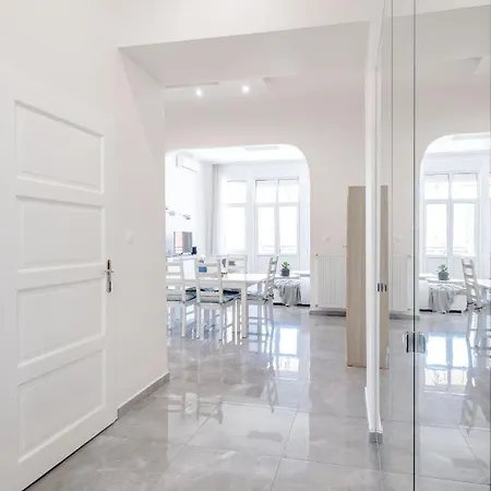 Skyline Serenity Retreat @vaci Famous Street Apartment Budapest
