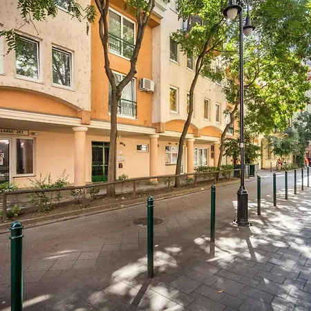 Apartment Beautiful Three Bedrooms With Free Parking Close To The Danube Coast