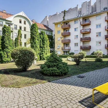 Apartment Beautiful Three Bedrooms With Free Parking Close To The Danube Coast