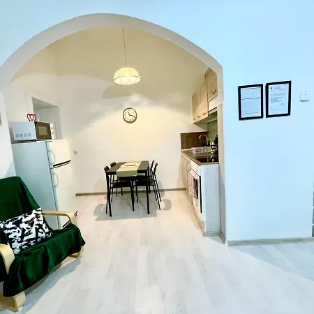 Apartment White Near The Famous New York Cafe *