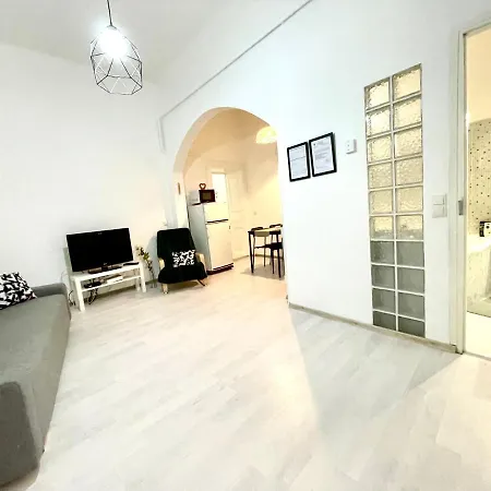 Apartment White Near The Famous New York Cafe
