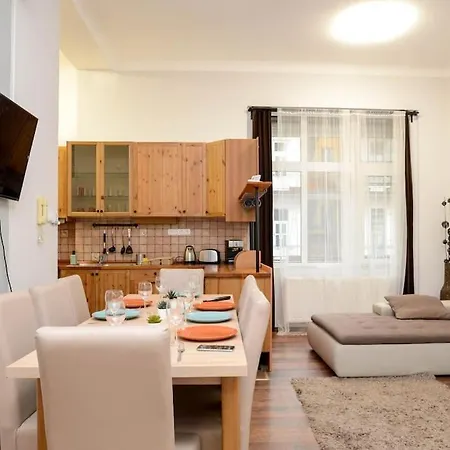 Famous Kiraly Street At Large 3br 10ppl @ Apartment *