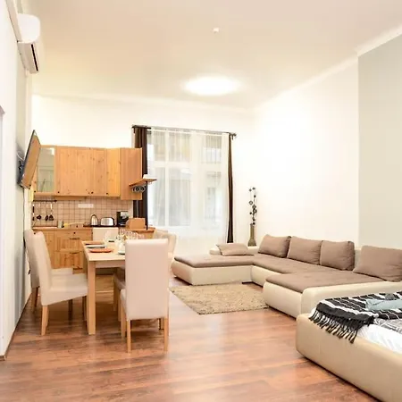 Famous Kiraly Street At Large 3br 10ppl @ * Budapest