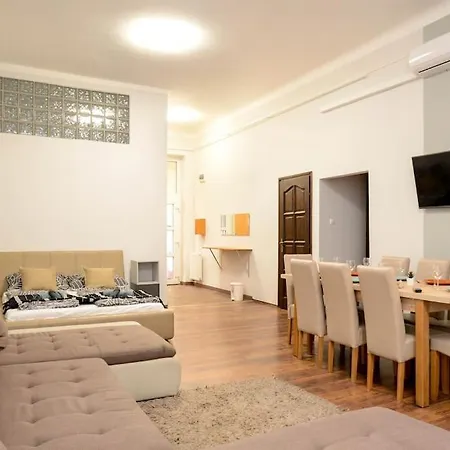 Famous Kiraly Street At Large 3br 10ppl @ Apartment