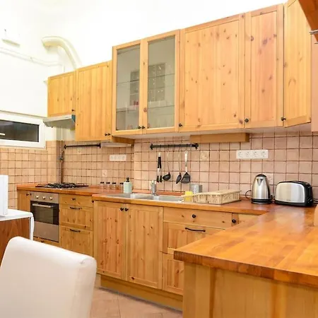 Apartment Famous Kiraly Street At Large 3br 10ppl @ *
