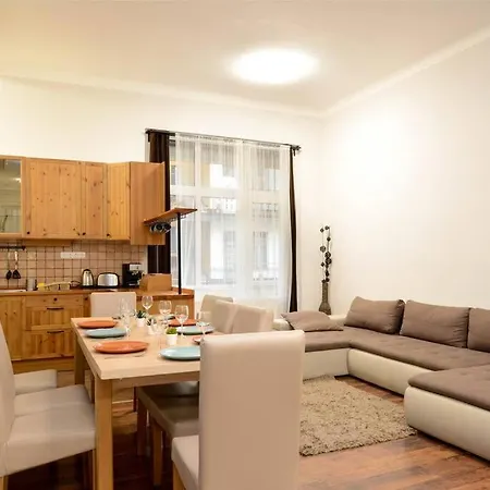 Apartment Famous Kiraly Street At Large 3br 10ppl @ Budapest