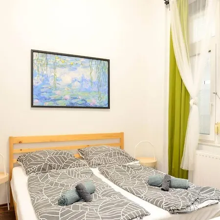 Apartment Famous Kiraly Street At Large 3br 10ppl @