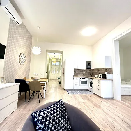 Luxury Huge - 92m2 - 3 Bedrooms - 3 Air Conditioners - Free Garage!!! Apartment Budapest