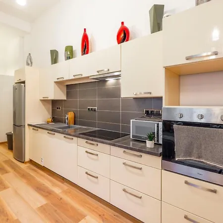 Apartment Spacious & Cozy W/ Terrace Budapest