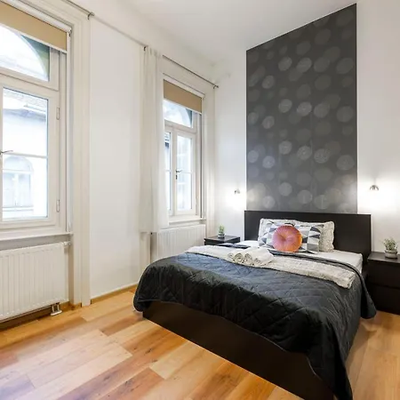 Apartment Spacious & Cozy W/ Terrace