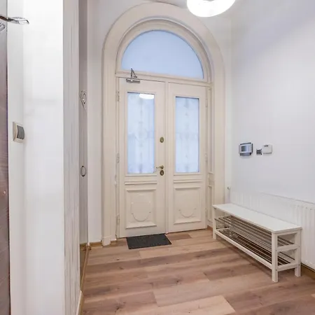 Spacious & Cozy W/ Terrace Apartmán