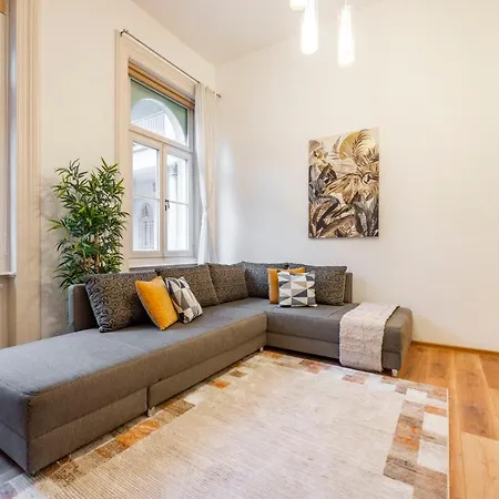 Spacious & Cozy W/ Terrace * Budapešť
