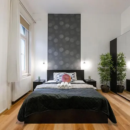 Spacious & Cozy W/ Terrace Apartmán *